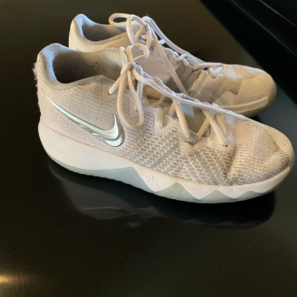 Nike Kyrie Irving Basketball Shoe Youth 6Y